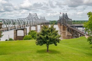 Cầu Vicksburg bắc qua sông Mississippi dưới bầu trời nhiều mây