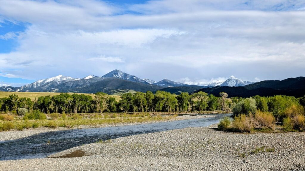 Dòng sông và núi ở Livingston, Montana dưới trời xanh