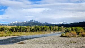 Dòng sông và núi ở Livingston, Montana dưới trời xanh