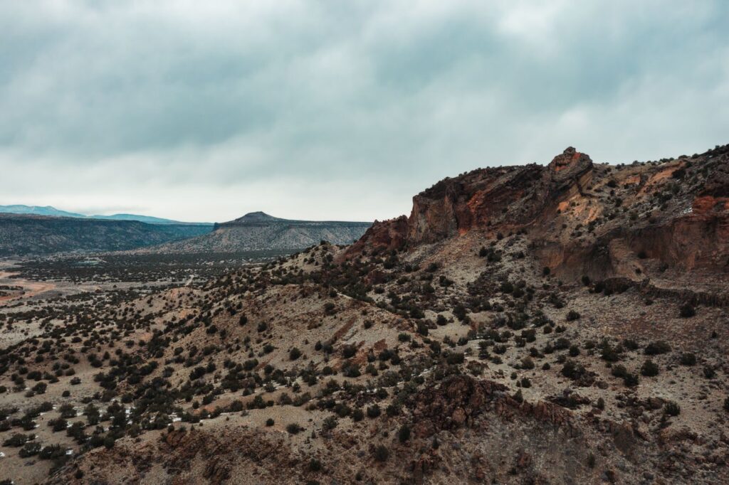 Các vách đá và cây bụi vùng White Rock, New Mexico nhìn từ trên cao
