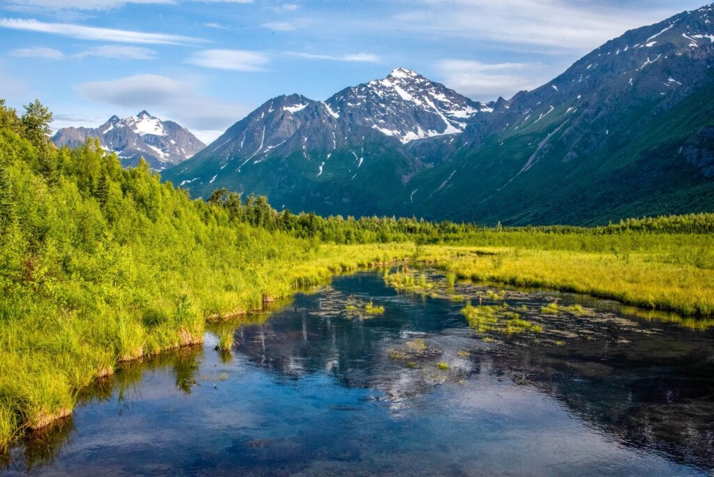 Núi Chugach và mặt nước xanh tại Alaska