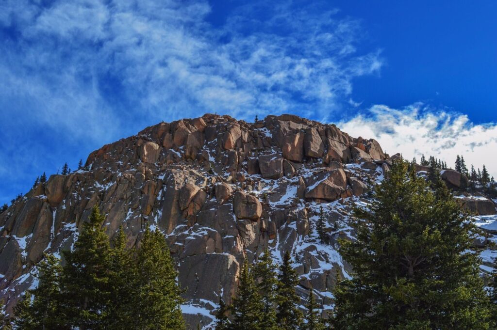 Dãy núi đá có tuyết tại Estes Park, Colorado