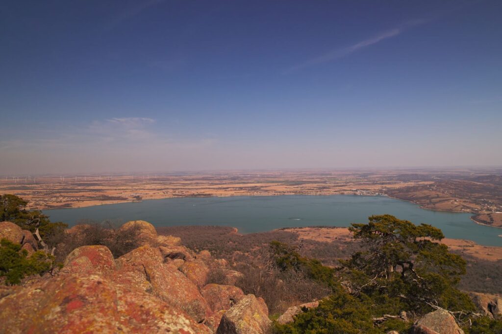 Hồ Lawtonka và cảnh quan xung quanh ở Oklahoma nhìn từ núi