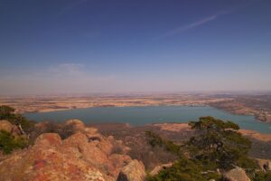 Hồ Lawtonka và cảnh quan xung quanh ở Oklahoma nhìn từ núi