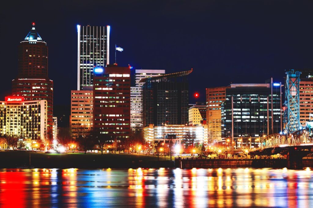 Ánh đèn các tòa nhà Portland phản chiếu xuống mặt sông vào ban đêm