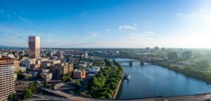 Trung tâm Portland bên sông Willamette và những cây cầu dưới trời xanh