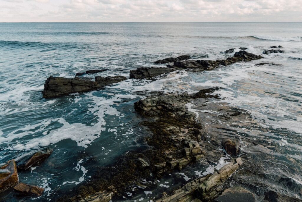 Bờ biển đá và sóng biển tại Rhode Island
