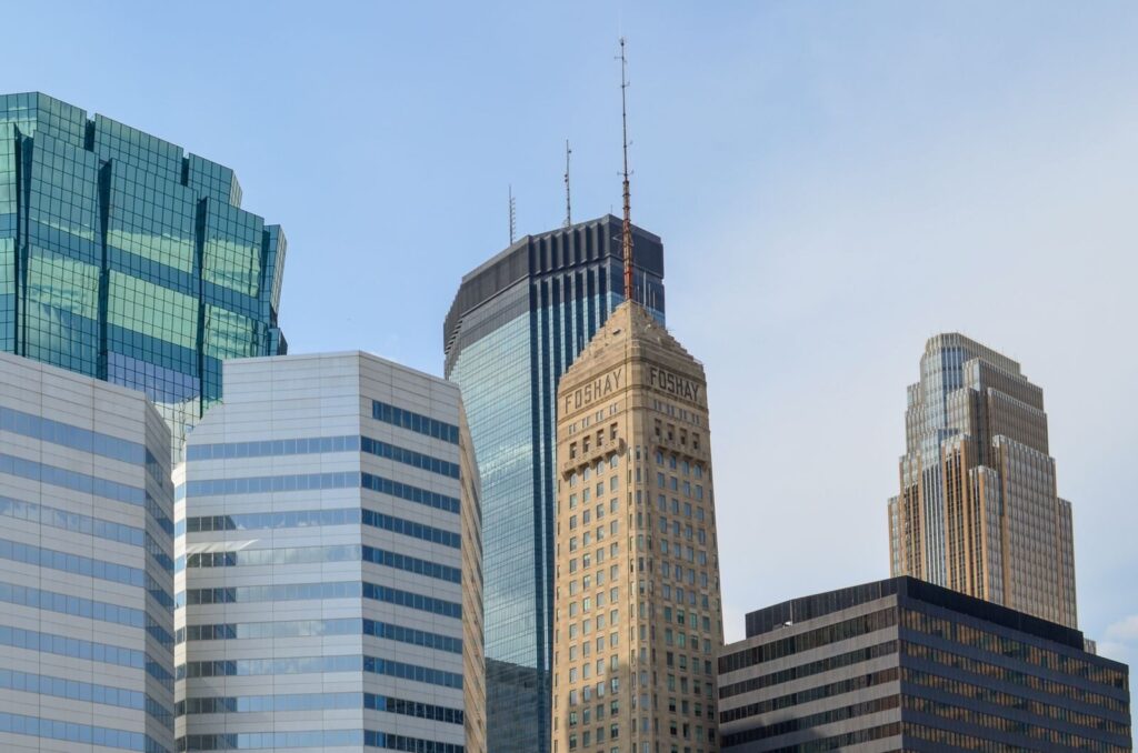 Những tòa nhà cao tầng ở trung tâm Minneapolis dưới trời xanh