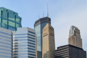 Những tòa nhà cao tầng ở trung tâm Minneapolis dưới trời xanh