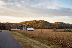 Nông trại và tháp chứa giữa cây lá mùa thu ở Ella, Wisconsin